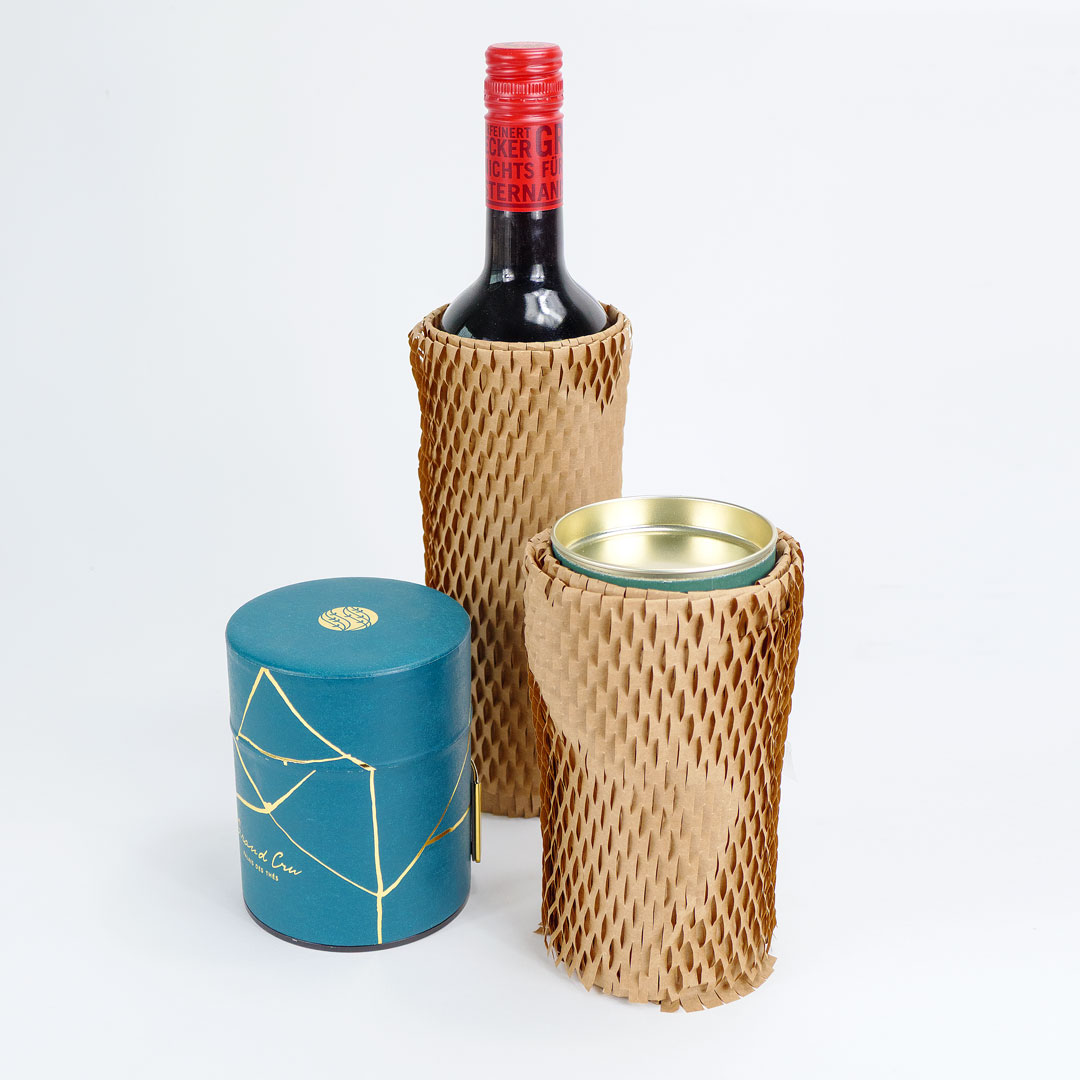 Flasche und Dose verpackt in Honeycomb Papier