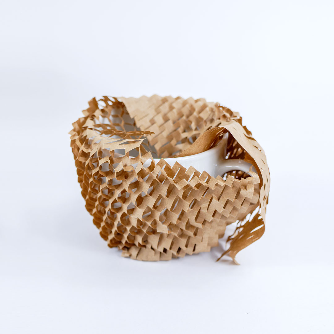 Tasse eingewickelt in Honeycomb Papier