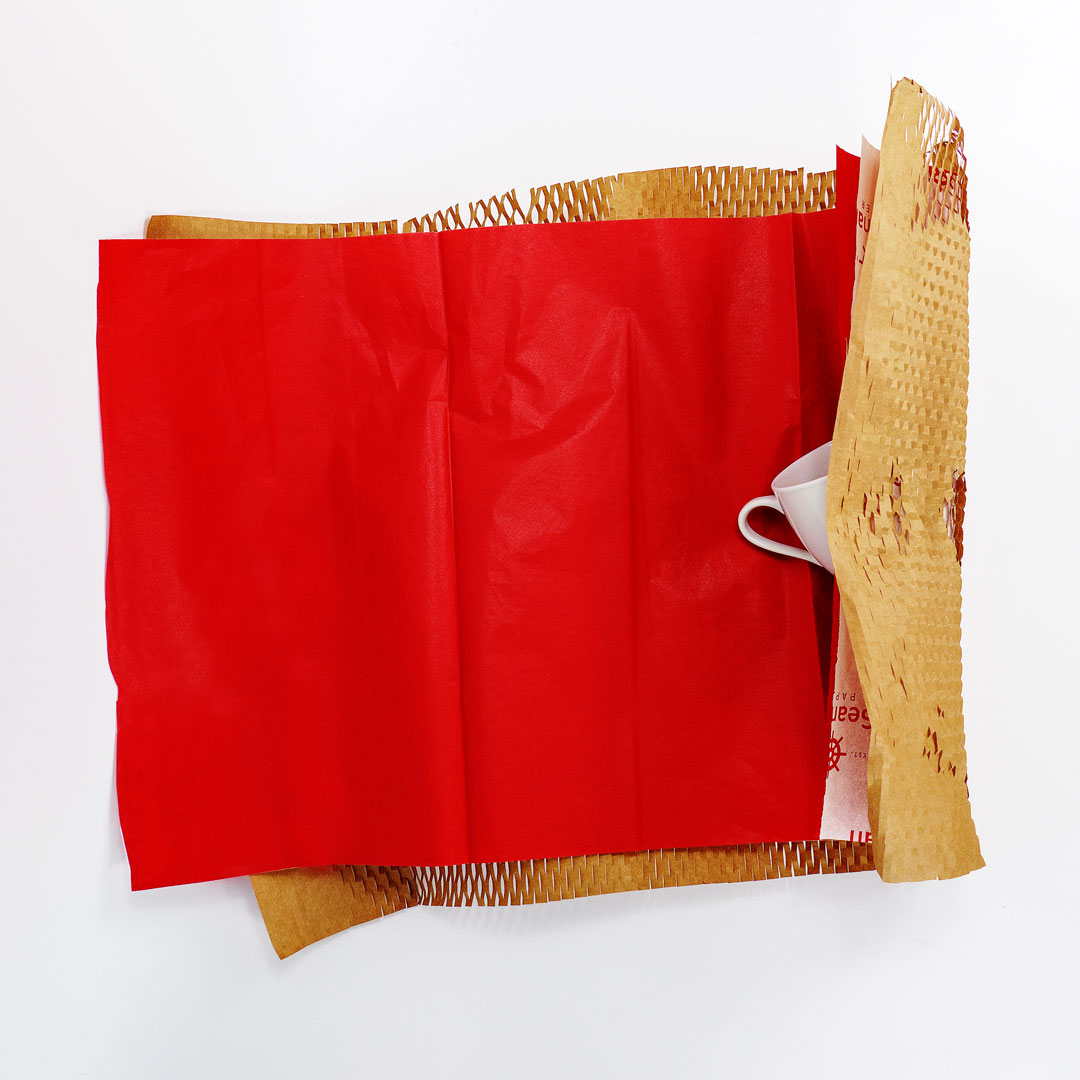 Tasse in Seidenpapier und Honeycomb Papier eingewickelt